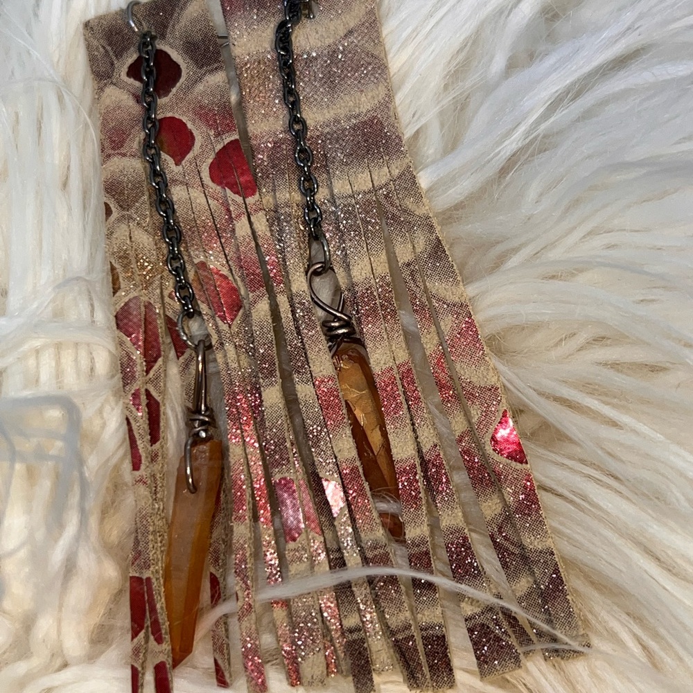 Shimmer leather quartz fringe earrings - Picture 2 of 9